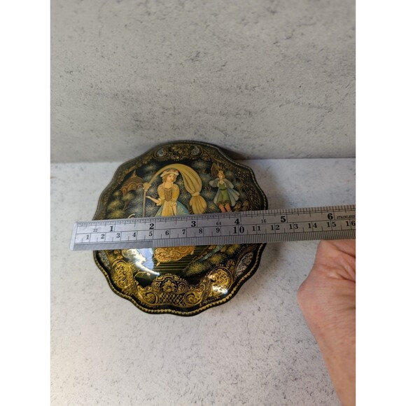 Palekh Lacquer Box 1992 – The Slipper Bashmachka – Signed Krasnov – Hand-Painted - Picture 9 of 10
